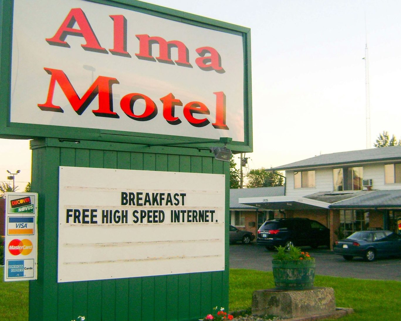 Alma Motel roadside sign offering free high-speed internet and breakfast.