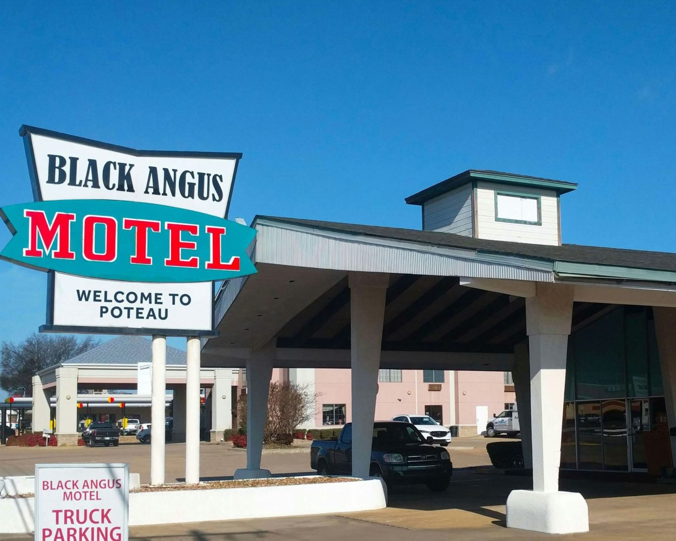 Exterior view of Black Angus Motel in Poteau with vintage signage.