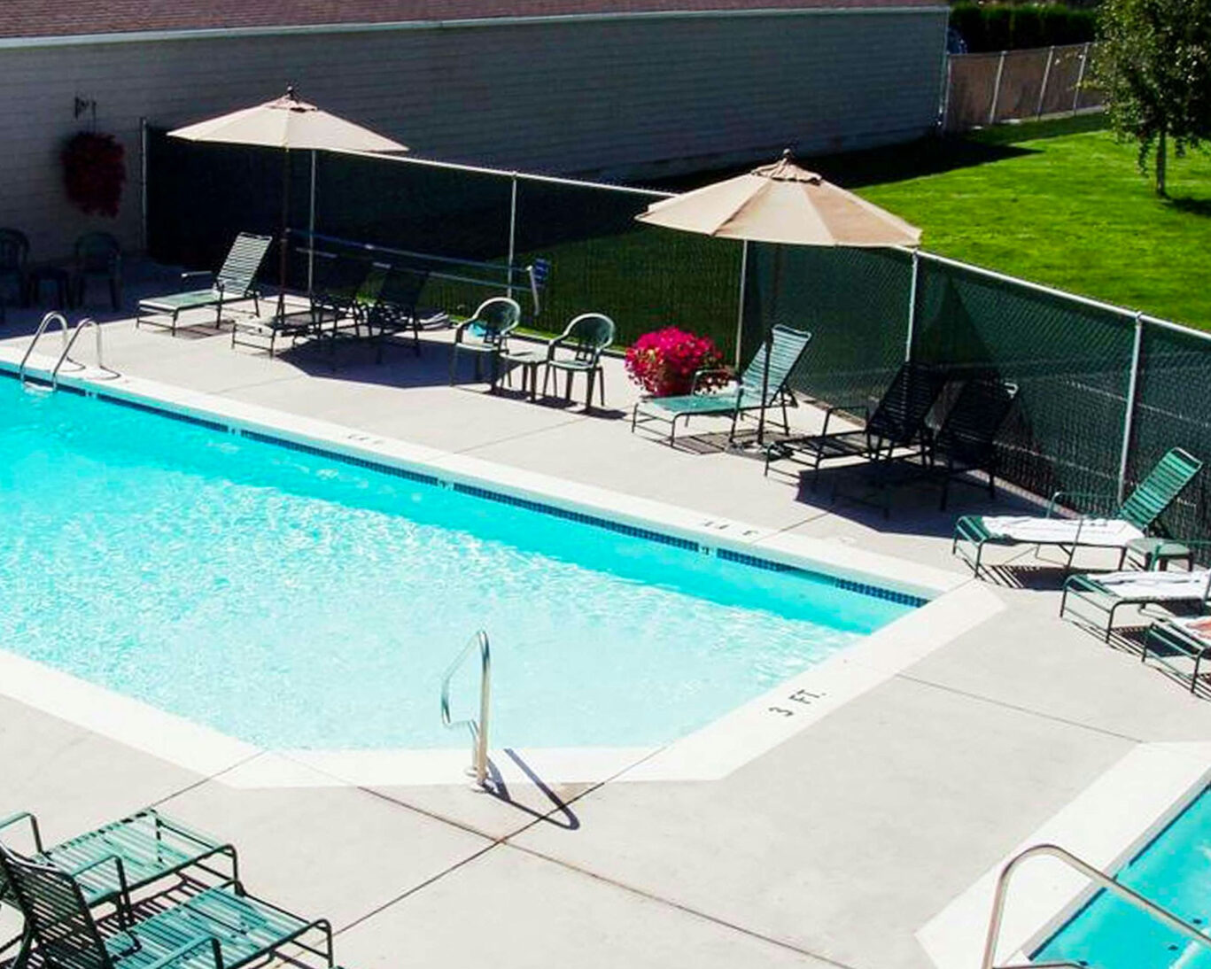 Broadway Inn outdoor swimming pool with lounge chairs and shaded seating