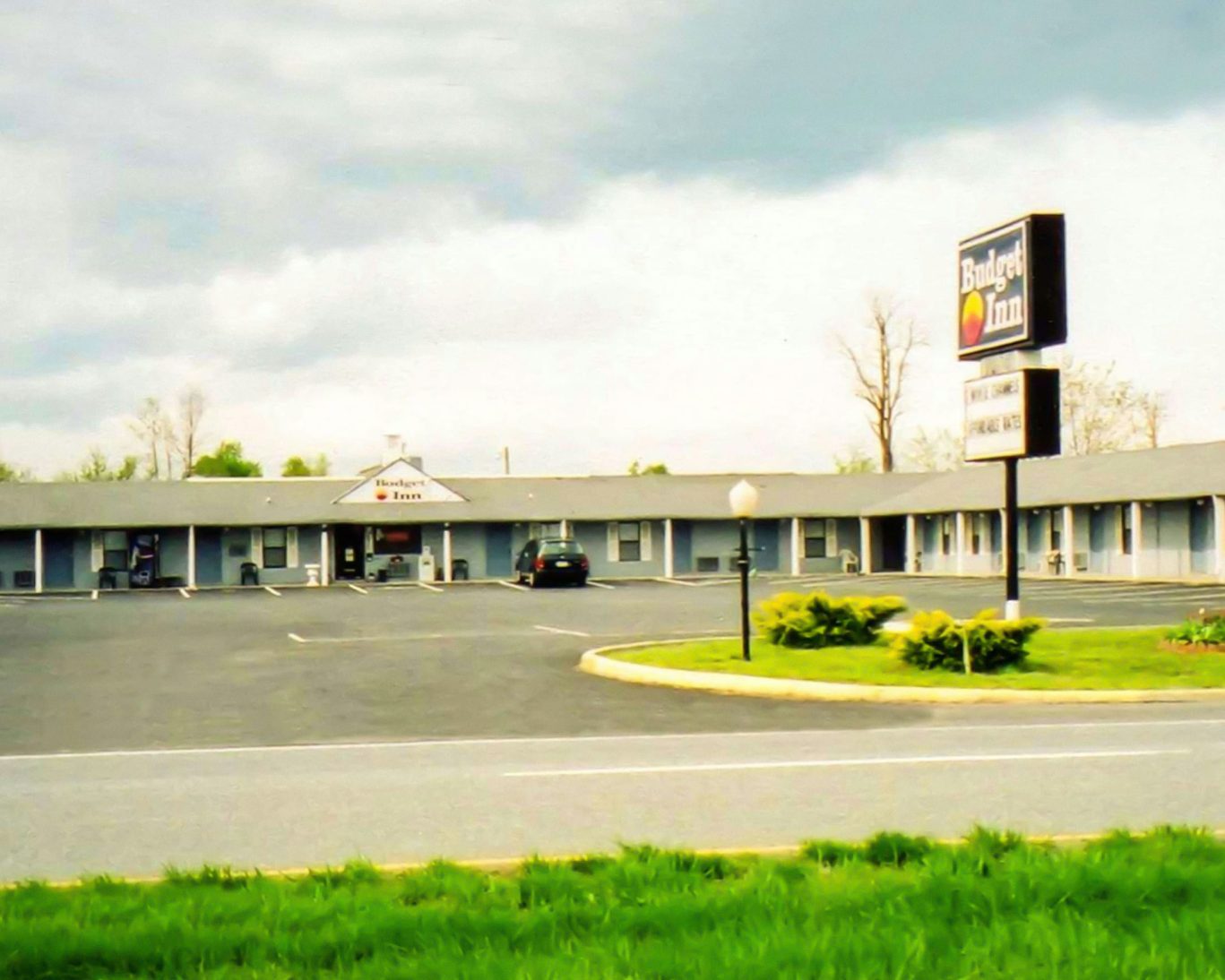Budget Inn Lynchburg Bedford exterior with large parking lot and motel signage