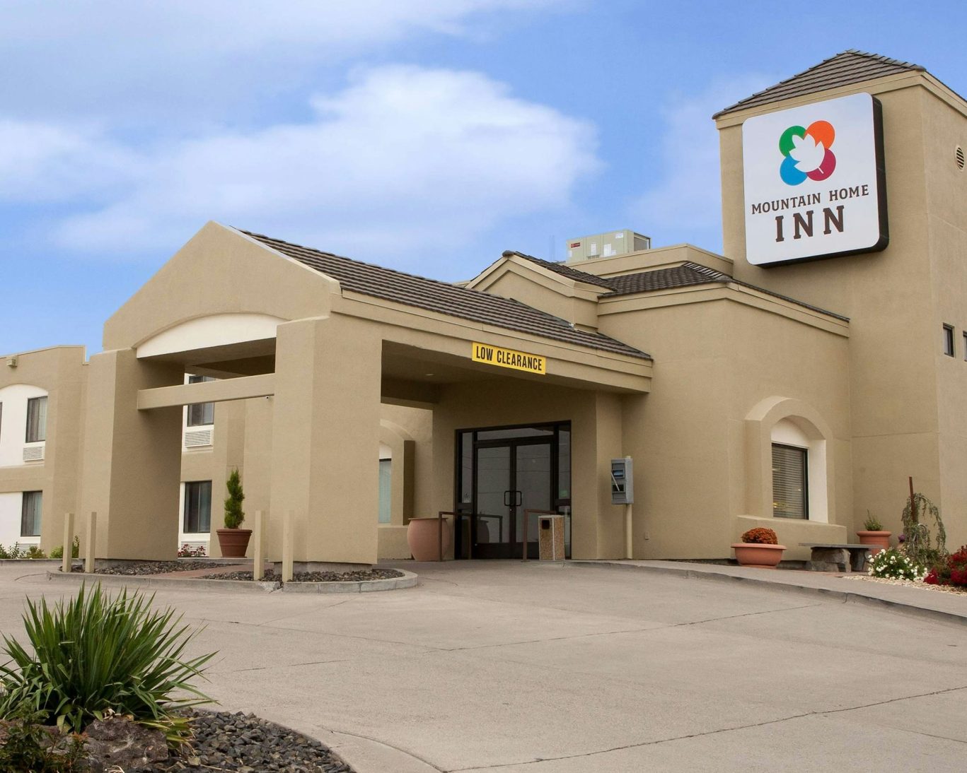 Modern exterior of Mountain Home Inn in Idaho with clear skies and welcoming entrance.