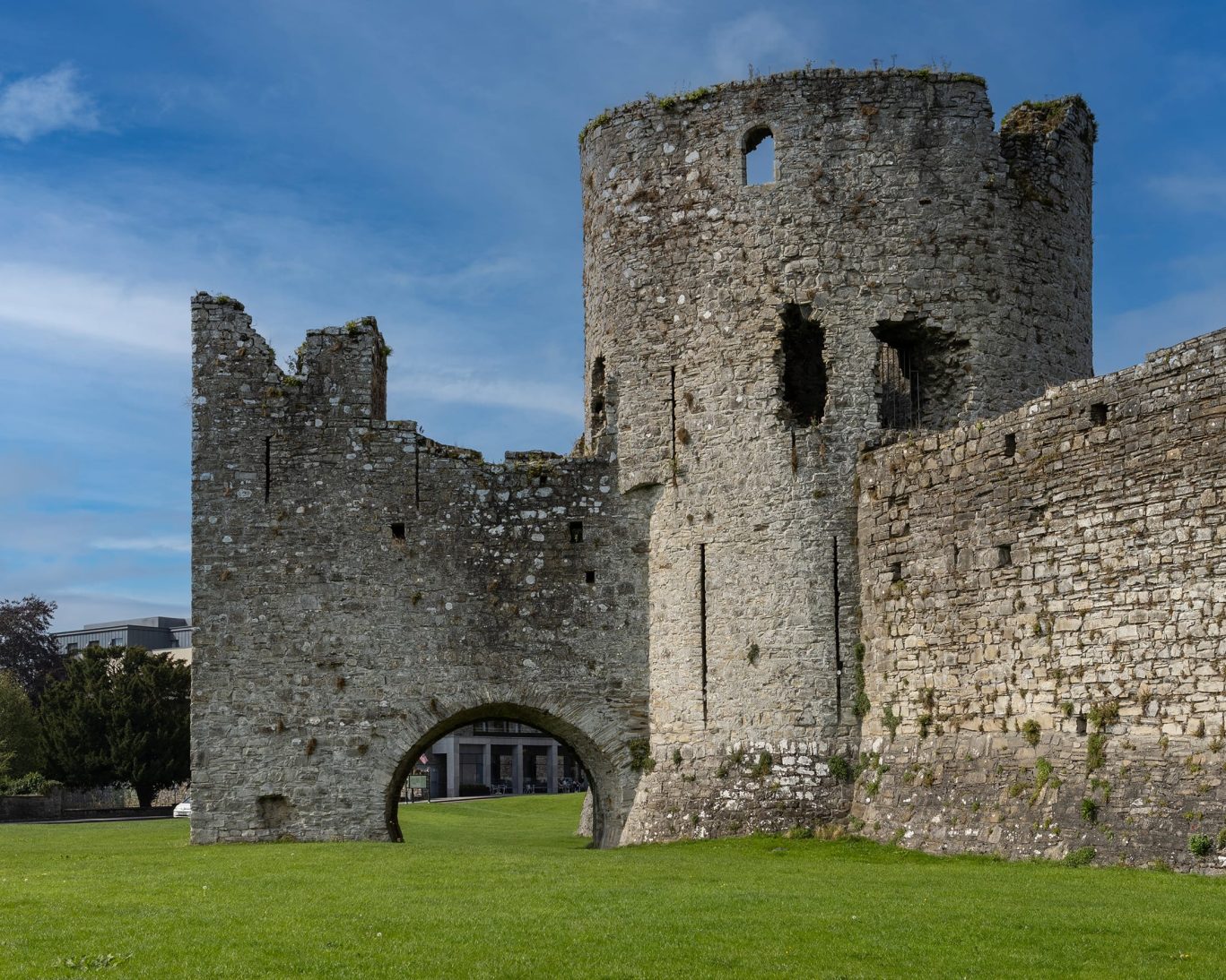 Trim Castle’s medieval stone walls and gate tower in County Meath, one of Ireland’s largest Norman castles.