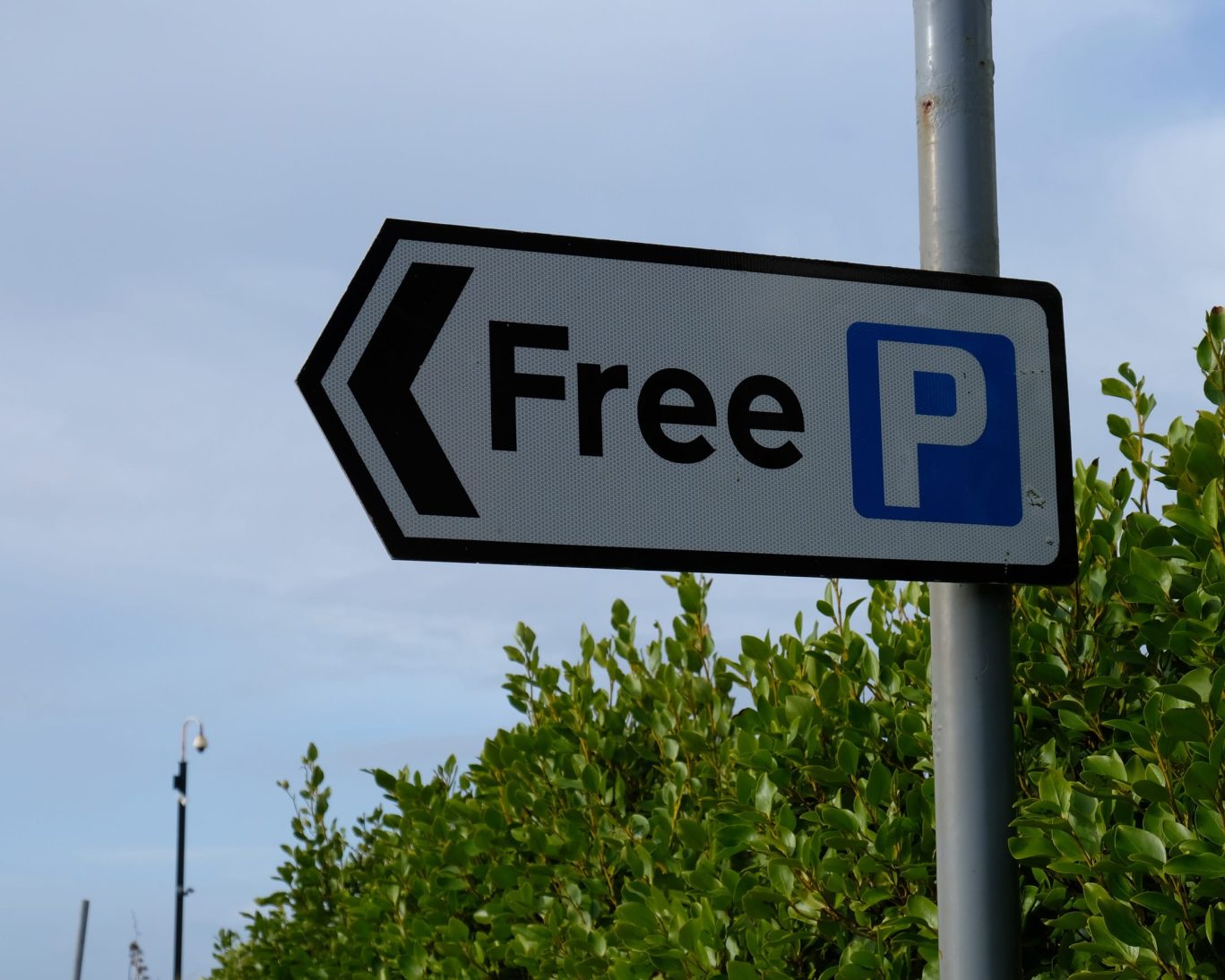 Directional sign for free parking available at Pacific Heights Inn San Francisco.