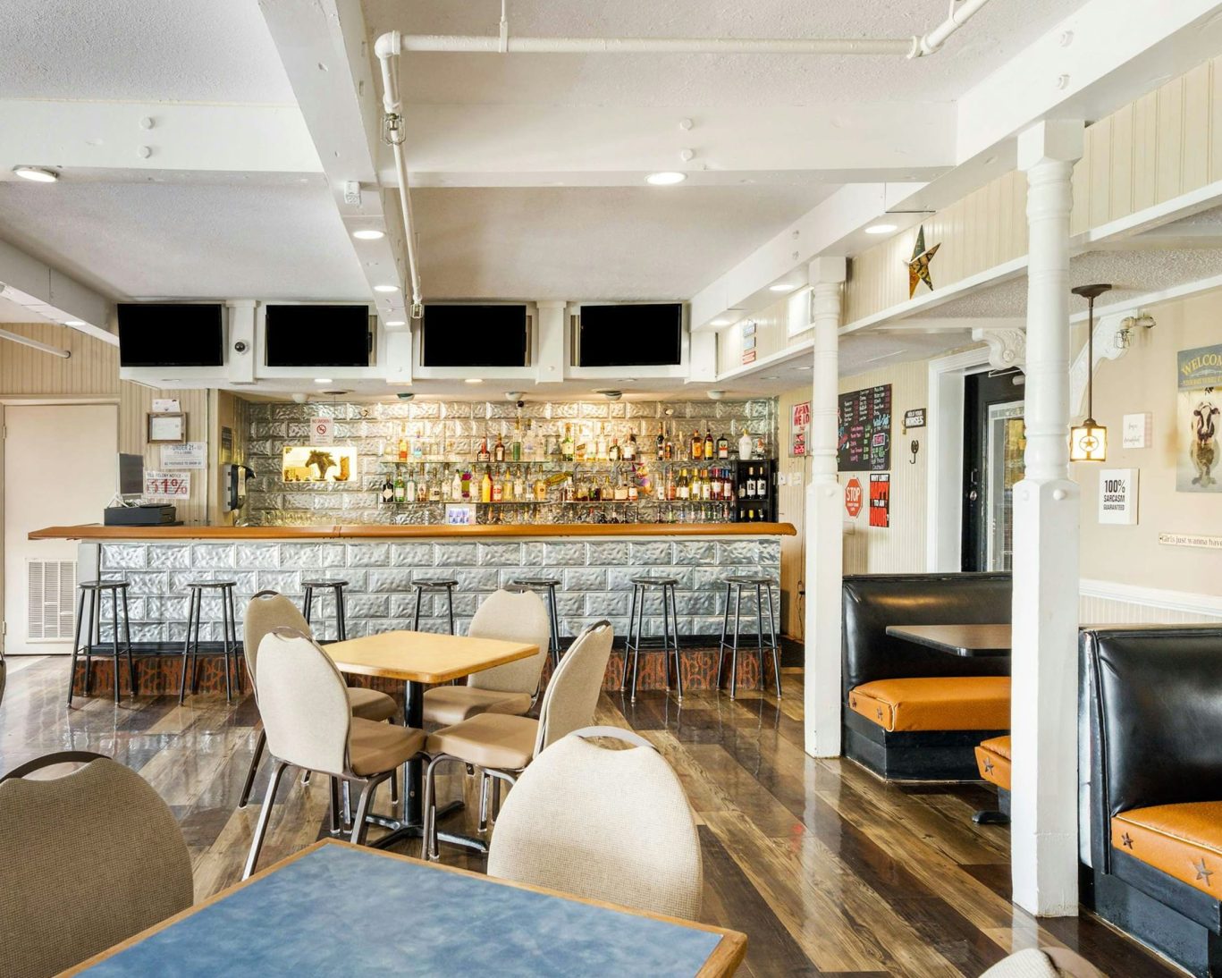 Casual bar and dining area at Pearl on the Concho Hotel, offering drinks and meals in a relaxed, Western-themed setting.