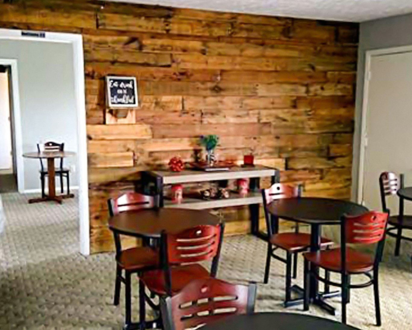 Rustic breakfast room with wooden walls and cozy seating at Sunrise Inn Williamstown
